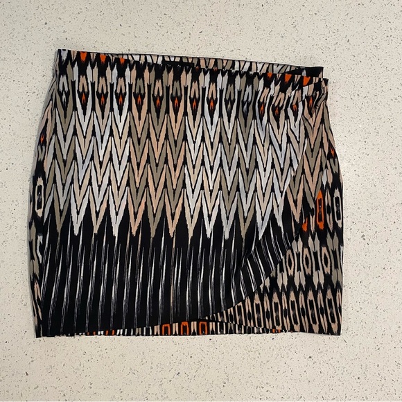 Stylish Black and Orange Patterned Skirt - Picture 3 of 4